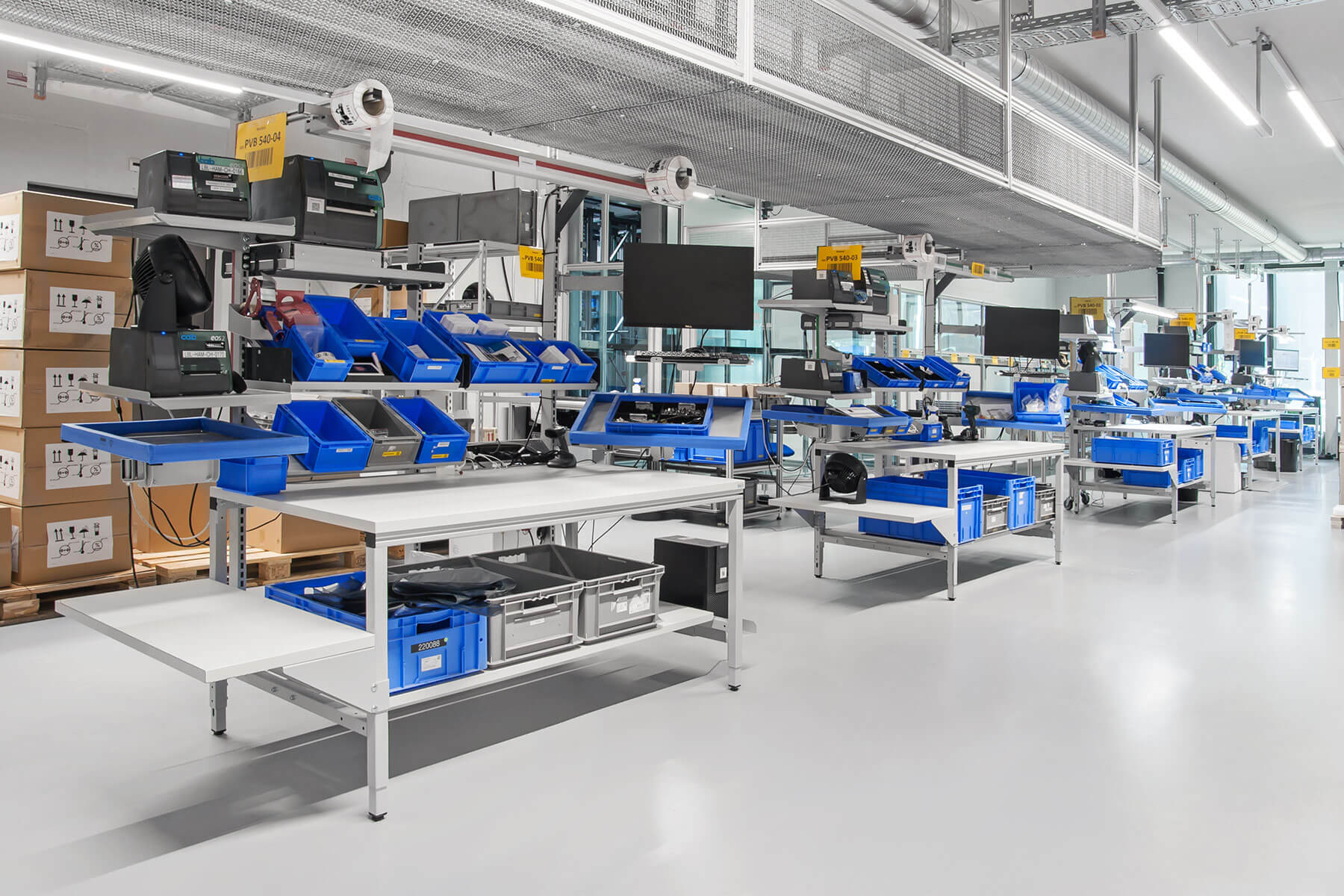 Struktur mit Regalböden und Universalregal auf perforiertem Profil {{brizy_dc_image_alt imageSrc=