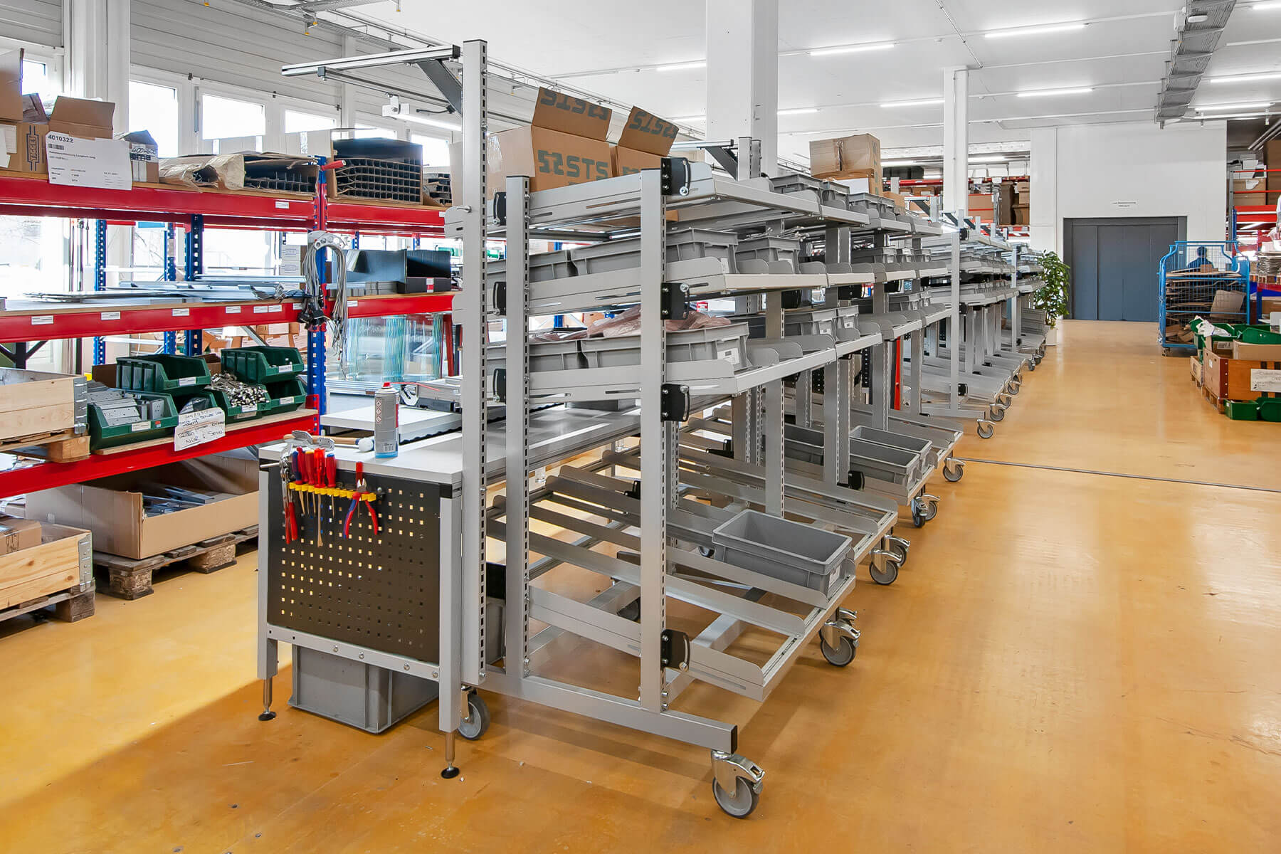 Freistehende Materialzuführung an Montagearbeitsplatz {{brizy_dc_image_alt imageSrc=